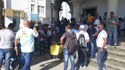 [Protesto: Agentes de saúde e combate a endemias fazem ato em frente à Câmara Municipal]