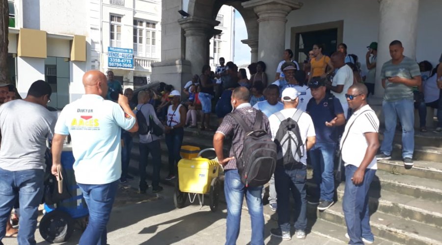 [Protesto: Agentes de saúde e combate a endemias fazem ato em frente à Câmara Municipal]