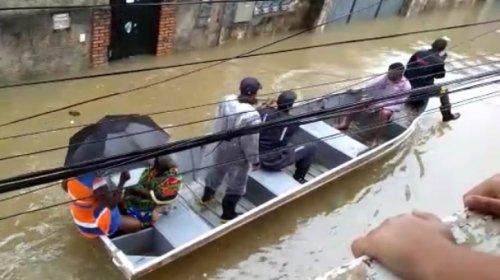 [Lauro de Freitas: Após forte chuva moradores são resgatados com barcos; Veja vídeo]