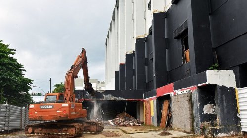 [Salvador Palace Hotel começa a ser demolido em Ondina]