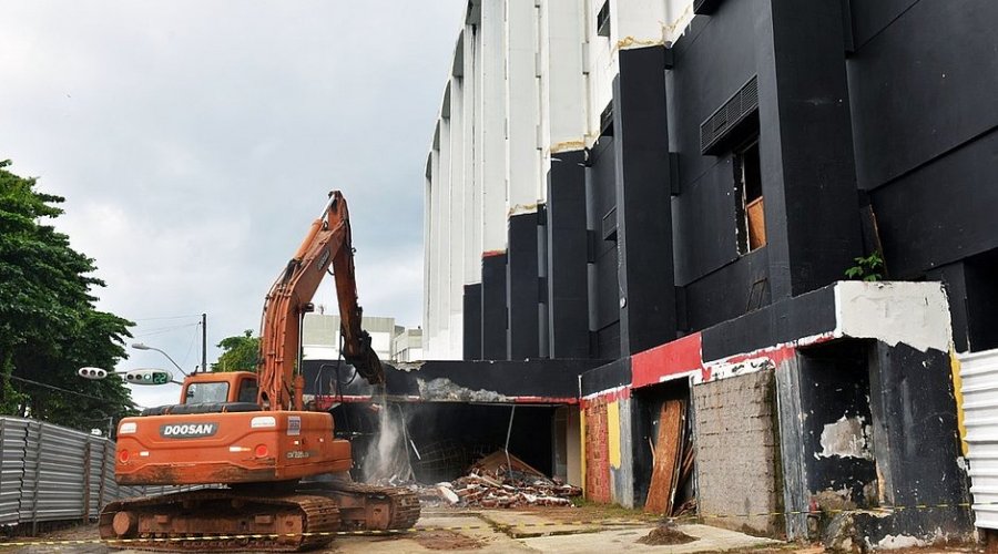 [Salvador Palace Hotel começa a ser demolido em Ondina]