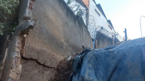 [Muro de telefonia desaba e atinge três casas no bairro de Santa Cruz]