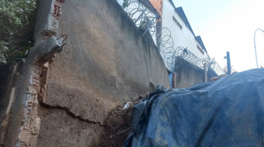 [Muro de telefonia desaba e atinge três casas no bairro de Santa Cruz]