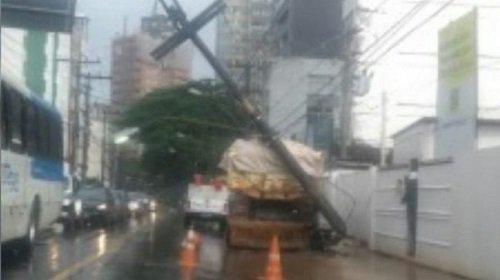 [Caçamba bate em poste e deixa trânsito congestionado na Graça]