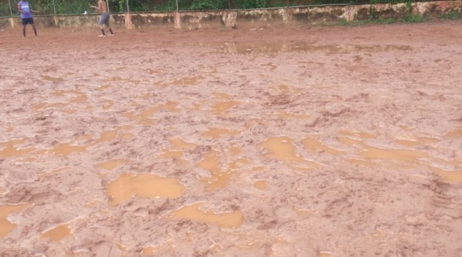 [Campo do Bariri em estado de abandono há mais de 10 anos]