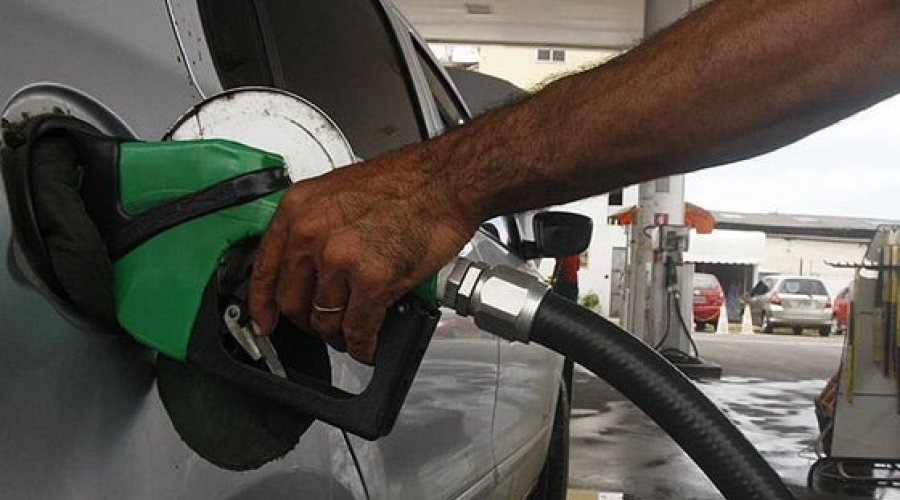 [Sem imposto: gasolina será vendida pela metade do preço no sábado (25)]