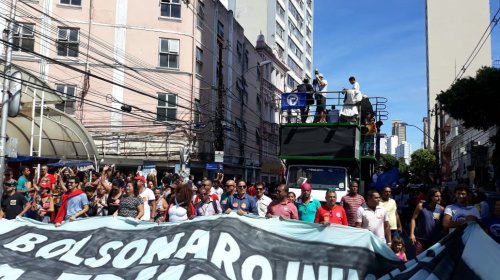 [Manifestação: Estudantes e professores protestam em Salvador contra cortes na educação]