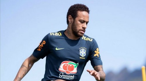 [Neymar volta a treinar com a seleção brasileira após recuperação dos joelhos]