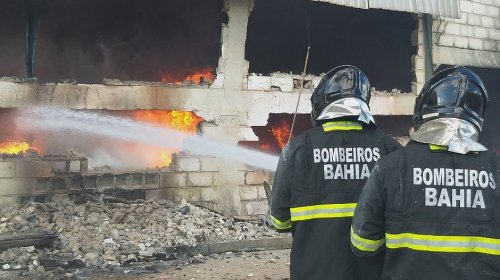 [Fogo destrói fábrica de reciclagem de pneus em São Sebastião do Passé]