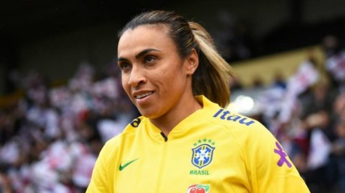 [Marta volta a treinar no campo para a copa do mundo]