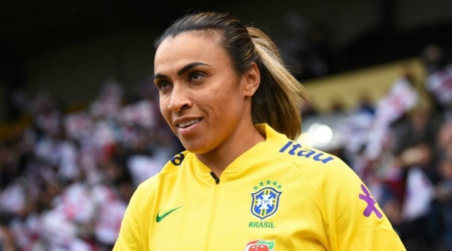 [Marta volta a treinar no campo para a copa do mundo]