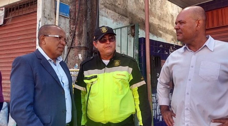 [Vereador Suíca acompanha atuação da Transalvador no Bairro da Santa Cruz]