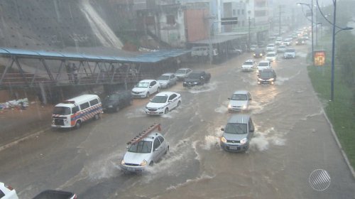 [Mau tempo provoca queda de árvores, alagamentos, lentidão no transito e deslizamentos em Salva...]