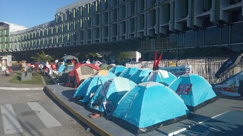 [Com chuvas, professores grevistas deixam ocupação no CAB]