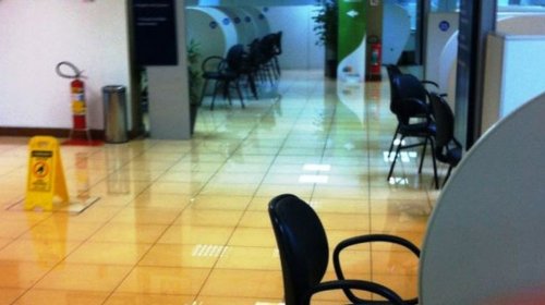 [SAC Paralela tem atendimento suspenso por invasão de água]