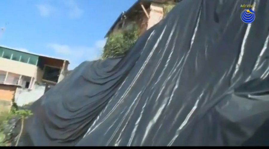 [Com chuva, mais de 30 casas correm risco de desabamento em Pero Vaz]
