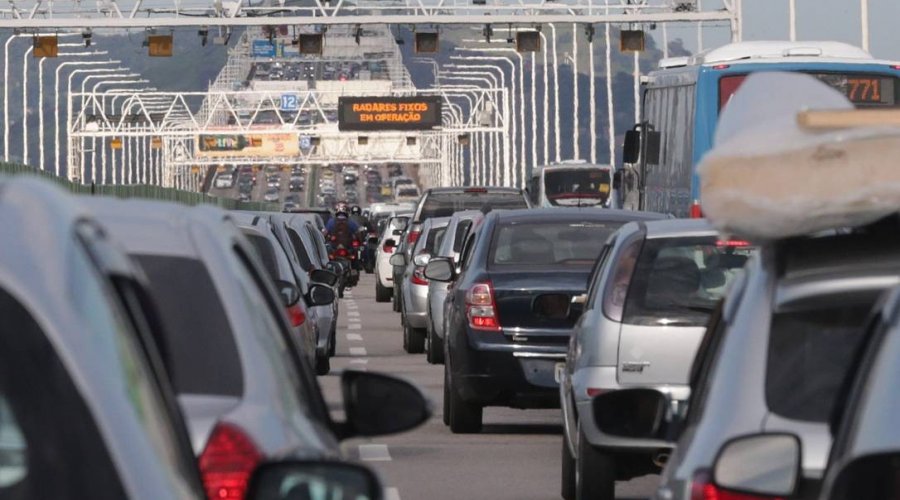 [Feriadão: Rodoviária tem fila quilométrica de veículos nas vésperas do São João]