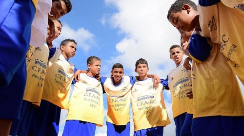 [Copa das Favelas reúne jovens em busca do sonho de ser jogador]