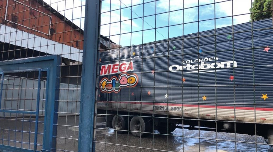 [Incêndio atinge galpão de fábrica de colchões no bairro de Valéria]