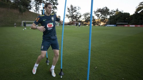 [Filipe Luís treina após dores na coxa e pode reforçar a Seleção contra a Argentina]