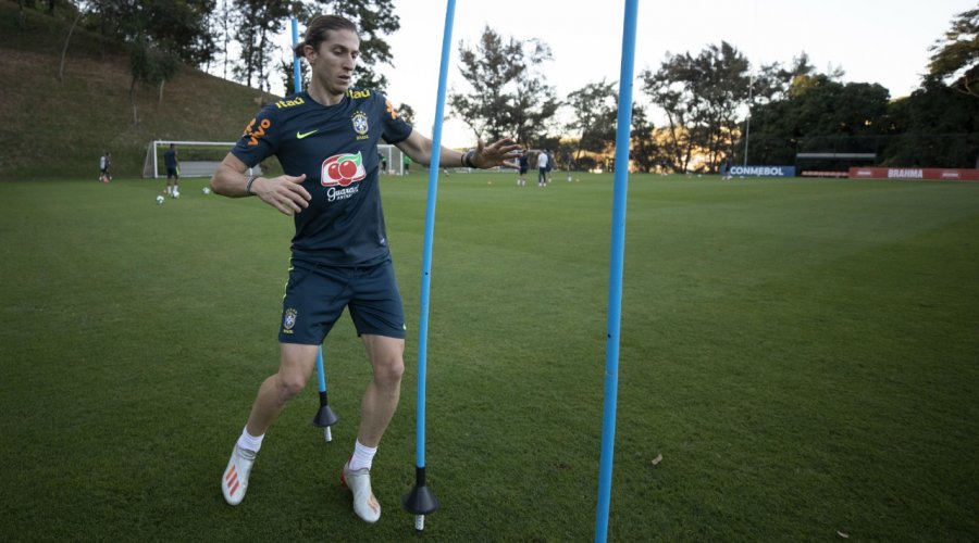 [Filipe Luís treina após dores na coxa e pode reforçar a Seleção contra a Argentina]