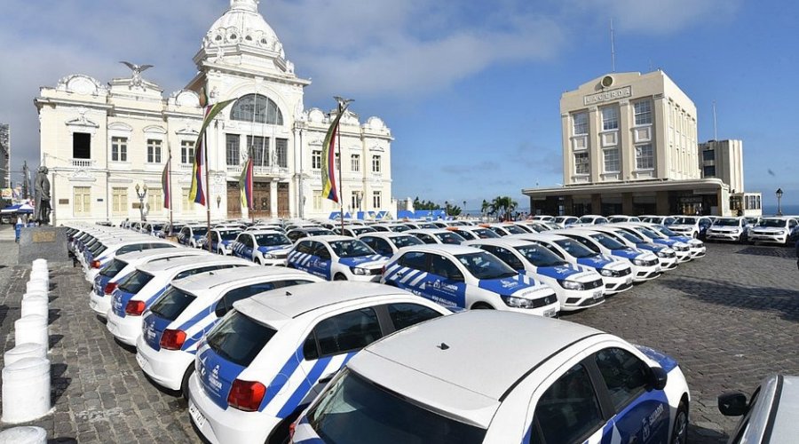[Prefeitura entrega 350 novos veículos para renovação de frota]