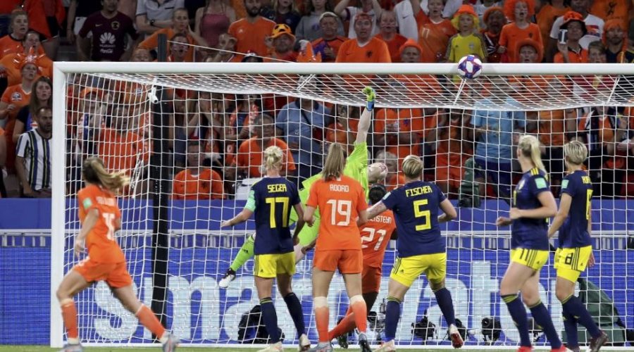 [A seleção holandesa de futebol feminino disputará sua primeira final de Copa do Mundo contra os Estados Unidos]