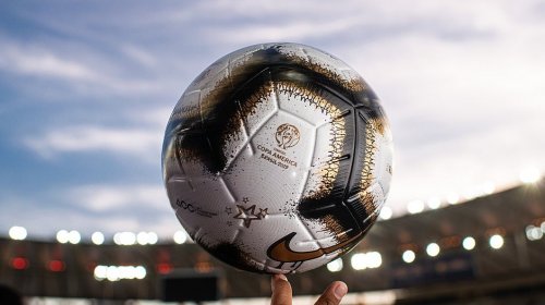 [Conmebol divulga bola da final da Copa América e designer valoriza cultura do grafite]