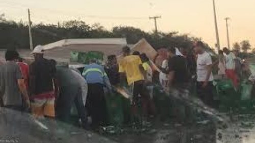 [Populares saqueiam carga de cerveja de caminhão que tombou na br-116]
