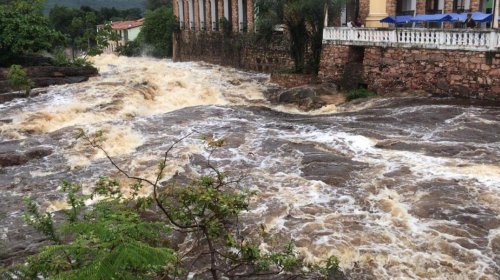 [Chuva forte inunda ruas de lençóis ]