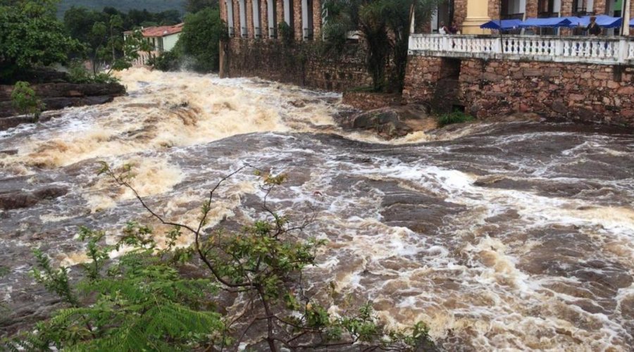 [Chuva forte inunda ruas de lençóis ]