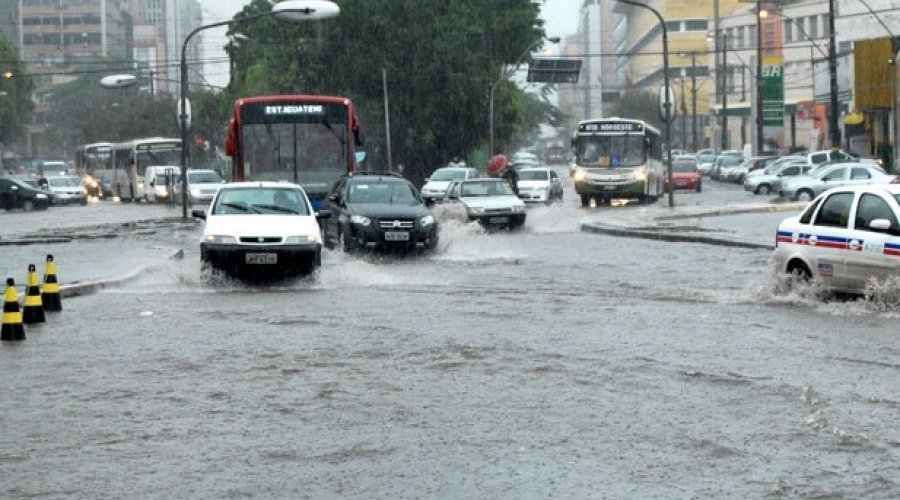 [Salvador registra 164 milímetros de chuva em 24h, diz Codesal; o valor esperado para o mês inteiro era de 165 mm]