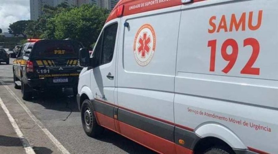 [Homem que diz sofrer problemas espirituais tenta se jogar de viaduto e é impedido por policiais]