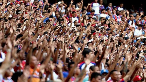 [Torcedores adquirem mais de 30 mil ingressos para partida de Bahia e Grêmio ]