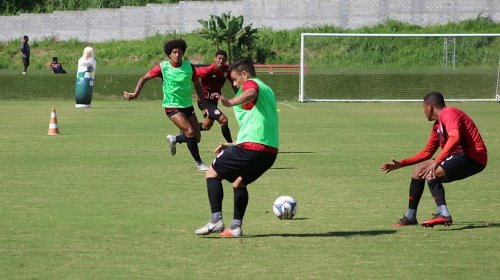 [Vitória faz ajustes na defesa para enfrentar o Criciúma]