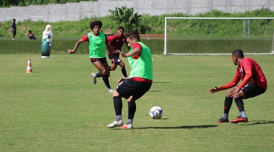 [Vitória faz ajustes na defesa para enfrentar o Criciúma]