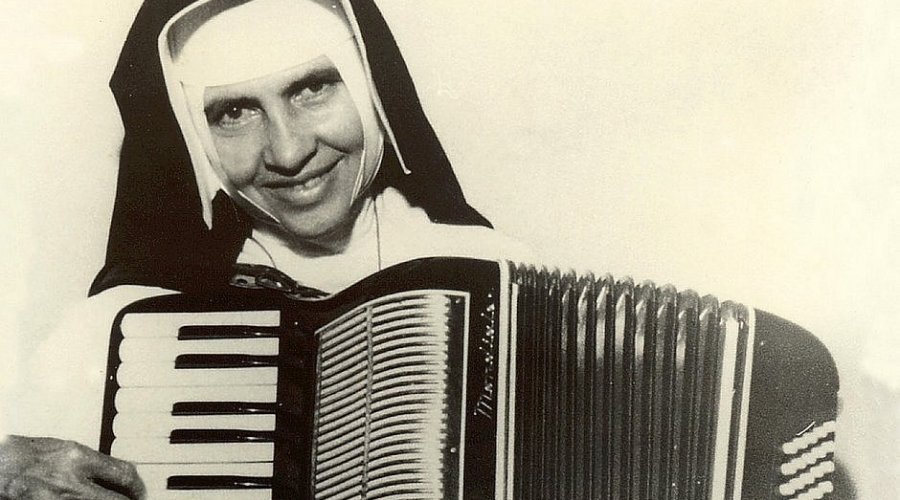[Fonte Nova recebe cerimônia para agradecer canonização de Irmã Dulce]