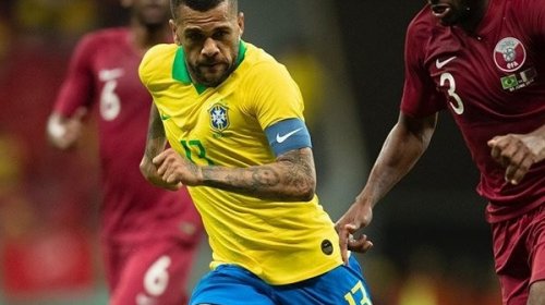 [Com salário reduzido, Daniel Alves pode fazer parte do elenco do Arsenal]