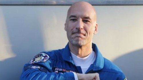 [No espaço, astronauta italiano vira DJ e agita multidão]