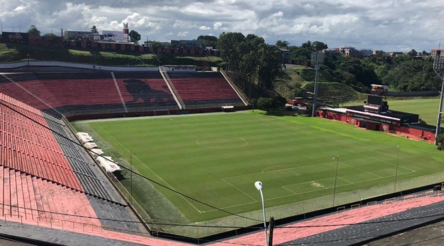[Embasa corta água do Barradão e presidente do Vitória critica]
