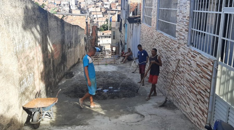 [Escadarias da Travessa Saturno em Pernambués é requalificada por moradores ]