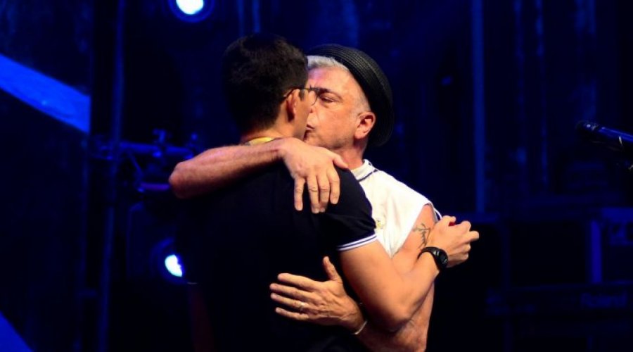 [Como forma de protesto, Lulu Santos posta foto beijando marido e provoca: “Quer que desenhe?”]