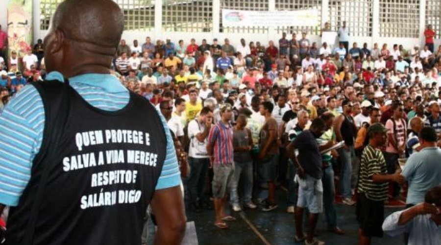 [Polícia Militar não descarta uma possível greve ]