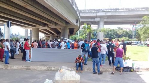 [Trabalhadores da construção pesada de Salvador protestam na Rótula do Abacaxi]