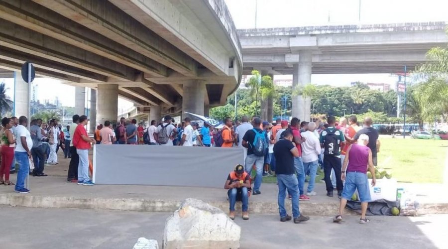 [Trabalhadores da construção pesada de Salvador protestam na Rótula do Abacaxi]