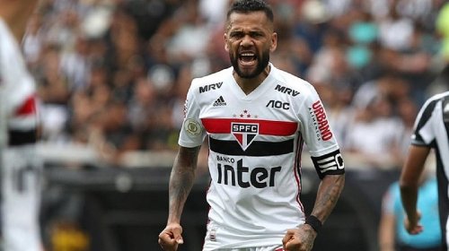 [Dani Alves diz que voltou ao Brasil para 'ser exemplo' no futebol]