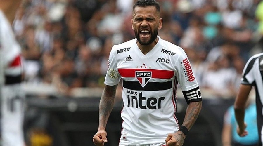 [Dani Alves diz que voltou ao Brasil para 'ser exemplo' no futebol]