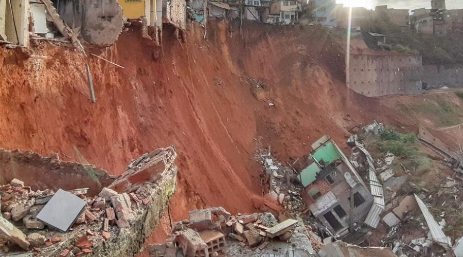 [Cinco imóveis desabam em encosta na Fazenda Grande do Retiro]