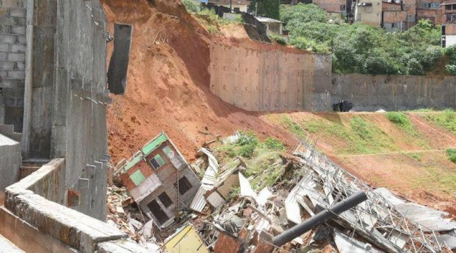 [Cinco casas desabam na Fazenda Grande do Retiro]