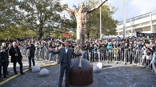 [Ibrahimovic ganha estátua de 3,80 metros de altura na Suécia]